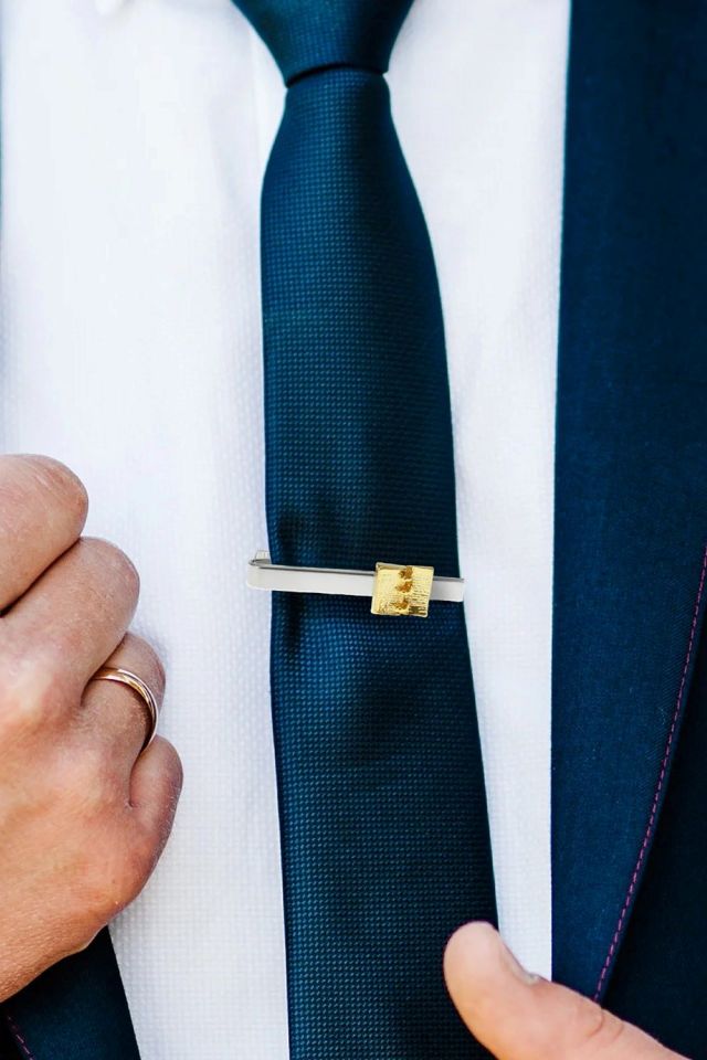 Tie bar with knot detail